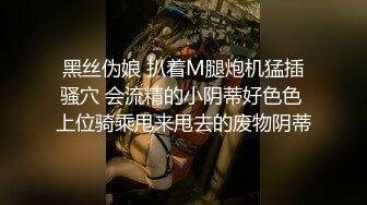 冒死爬窗偷拍对面的小媳妇洗澡澡 白白嫩嫩的就是奶子有点小