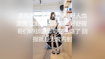 黑丝露脸奶翘逼肥的极品小少妇的诱惑，揉奶玩逼看特写， 跟狼友互动撩骚大秀，撅着屁股发骚，精彩不要错过.