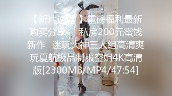 躲在厕所里抽烟的美少妇 光线不太好 小手电上场了