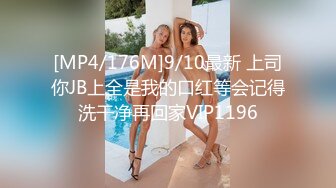 高筒皮靴长发美女尿尿像洒水壶一般