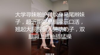 户外裸奔女神露脸跟小哥燃情户外啪啪，听狼友指挥脱光口交大鸡巴舔蛋蛋，车内放肆蹂躏抽插，内射骚穴嘴舔干净