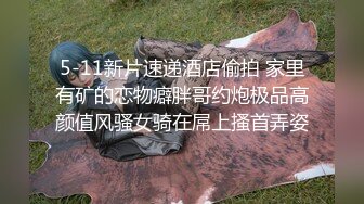 【魔手外购】，大胆坑神潜入商场女厕，近景特写同步露脸全身，数位小姐姐私密处被偸拍