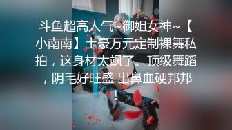 [MP4/ 792M]&nbsp;&nbsp;大红唇新人骚女被两大汉3P，白丝袜丁字裤，翘起屁股看穴，两根JB轮流舔，骑乘上下一起插