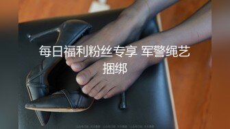 动漫展一箭双雕两个没穿安全裤JK小美女的裙底风光一个黑窄内一个绿内