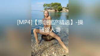 亚裔时尚性感妹子玩起磨豆腐性爱游戏隔着热裤就开始扣逼性欲太强了，都摸喷水了都太想被操了