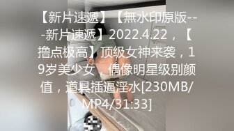 在家調教小女友 毛毛剃光了戴上狗鏈在地上爬 屁屁都被打紅了 各種輕微虐待