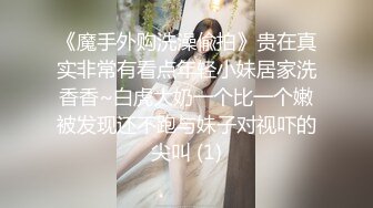 两个女的抢着吃鸡巴