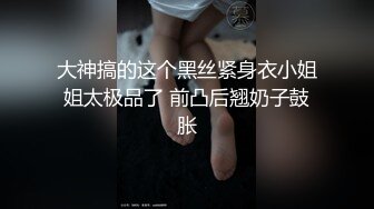 《极品CP魔手外购》商场女厕近景镜头先拍脸再拍逼，各种年轻美女小姐姐小少妇方便，大屁股潮妹透明内裤简直太骚了 (8)