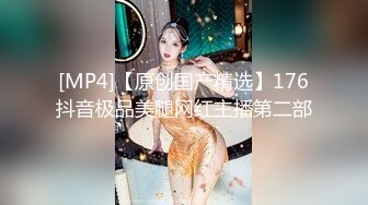 大屁股白皙美乳骚女道具双管齐下，假屌骑乘套弄掰穴出白浆，边插边用按摩器震动阴蒂，粉穴特写看着非常诱人