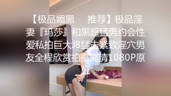 大神潜入食品厂女厕上帝视角全景后拍几个美女员工嘘嘘