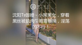 花臂御姐浴室洗澡顺便玩自拍