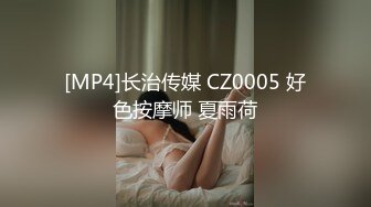 在工作时不经意露出了大吊,搞得小骚货控制不住跪舔起来