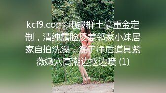 [MP4]长相清纯内心很骚老哥找来两个美女，圆润屁股粉嫩肥逼，脱下两个内裤翘起屁股，特写大黑牛跳蛋震动