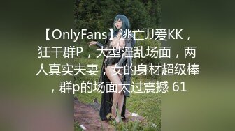 双女仆抢吃一根肉棒