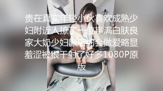 舌头会转动颜值美女主播下海黄播，性感大长腿黑丝牛仔短裤，脱掉内裤特写掰穴，展示灵活的舌头