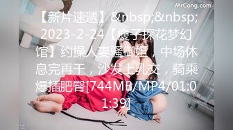 美女玩手机射精在她身上