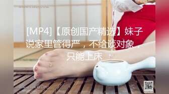 SWAG 学妹喜欢浴缸里展示完美的骚穴，假鸡巴爆插自嗨