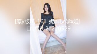 风骚的美容店女老板全程露脸大秀撩骚，自己抠逼玩弄搞的骚穴淫水泛滥伺候小哥大鸡巴深喉，无套抽插主动上位