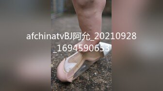 [在线]水滴流出：爱狗的妹子脱光衣服蹲下来逗狗