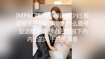 公园女厕偷拍漂亮的长发美女