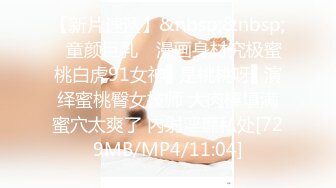 插完逼的小手还要塞嘴巴尝尝什么味道