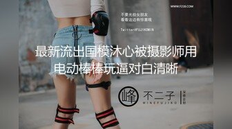 皮膚白皙良家騷妹子與男友居家現場直播雙人啪啪大秀 跪舔雞巴騎乘69後入幹得直叫求饒 國語對白