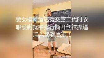 颜值不错清秀小姐姐穿着白衣牛仔裤，坐沙发上揉捏她