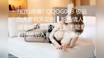 风骚女模特伺候两个小哥哥激情3P，全程露脸场面淫乱刺激，舔弄两个大鸡巴，前插后入各种玩弄，精彩不要错过