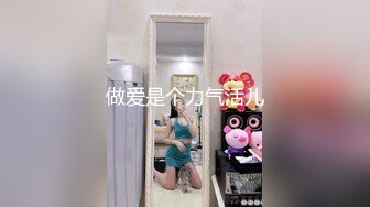 看到一对情侣偷偷进了女厕所,就知道有好戏