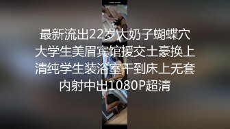 欧美绿帽戴着鸟笼扒开妻子的腿当面看着妻子被两个黑人大吊爆肏给妻子舔脚增加情趣