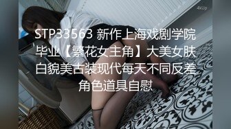 甜美可爱清纯美少女,洗澡展示完美身材,胸部发育又大又挺,小穴洞口微微张开