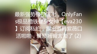 请女拍手到女厕偷拍妹子们尿尿 空闲的时候她出来抽烟放松时对我说,我也要上个厕所你可别拍我啊 (15)