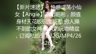 潜入商场女厕一路跟踪偷拍身材娇小的美少妇