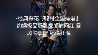 晚饭时故意把女友和她漂亮女闺蜜一起灌醉,偷偷到闺蜜房间掀开被子还光着屁股,担心被干醒只能轻轻抽插!