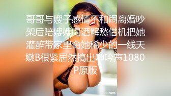 NTR绿帽3P淫妻，和单男的前后攻击下娇妻获得连续的性高潮，娇妻被单男操小骚逼 自己在一旁拍摄！