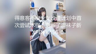 剧情演绎老哥足疗按摩新来个小妹双飞，按按脚加200打飞机，再加钱妹子经不住诱惑双飞，按摩床上骑乘轮换着操