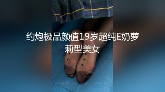 [MP4/ 1.35G] 酒吧少妇激情4P，露脸颜值不错伺候三个大哥，交大鸡巴，让三个大哥在床上玩弄