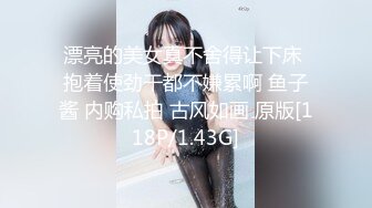 爬窗偷窥眼镜美少妇洗香香