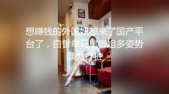 高颜值风骚TS洋洋 男公厕操外企男，不敢叫太大声，操完两根鸡巴放在一起撸，刺激死了！