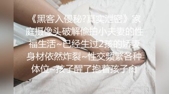 老公拿着单反相机，插入极品老婆的馒头穴