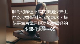 无套后入娇小妹子，大白屁股奶子很软