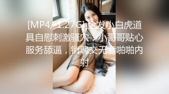 劲爆吃瓜农村大舞台~脱衣舞女郎表演中惨遭性饥渴大爷上台按到强G内射走人！