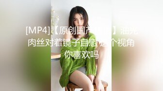 俩小母狗翘著蜜桃臀等待大J8的进入，场面疯狂呻吟声不断