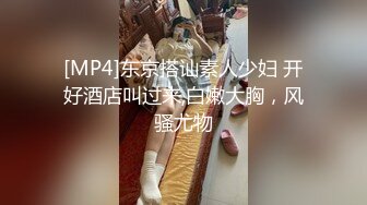 金发小妹坐在厕所直播自慰小穴