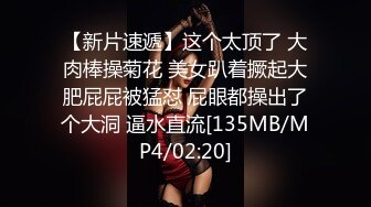 Skylar Vox 回到家在沙发上得到了一些大奶和一个胖屁股