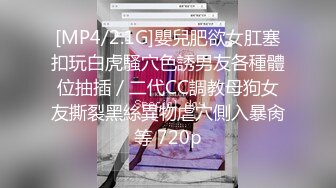 龙哥探花电脑前双飞两个骚浪少妇情趣诱惑，一起舔鸡巴让小哥吃奶子，主播淫声荡语揉捏骚奶子后入轮草两女