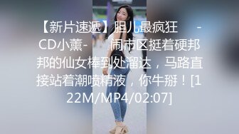 知识分子模样的年轻小夫妻休息在家自拍沙发上做爱往小肥逼来点油润滑一下好插入