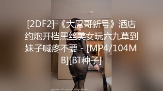 18清纯小妹妹独自在家床上自慰，脱掉内裤展示无毛肥穴，掰穴特写假屌摩擦，翘起圆润屁股后入，娇喘呻吟诱惑