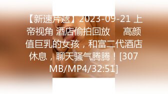 壞弟弟手機藏浴室褕拍可愛清純姐姐洗澡,瞟了壹眼鏡頭嚇死了