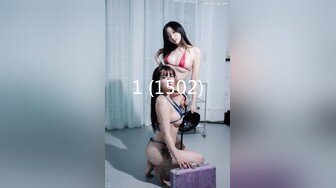 上面在玩吃鸡下面美女吃JB ，极品美女趴在桌子下口交